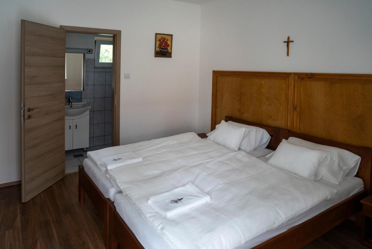 Mamutfenyo Panzio Bed & Breakfast Tata Exterior foto