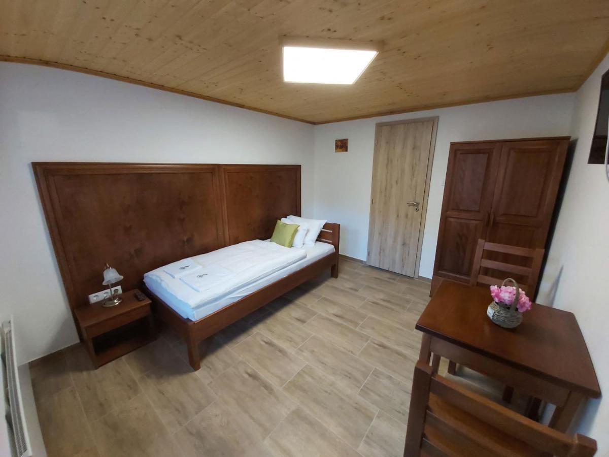 Mamutfenyo Panzio Bed & Breakfast Tata Exterior foto