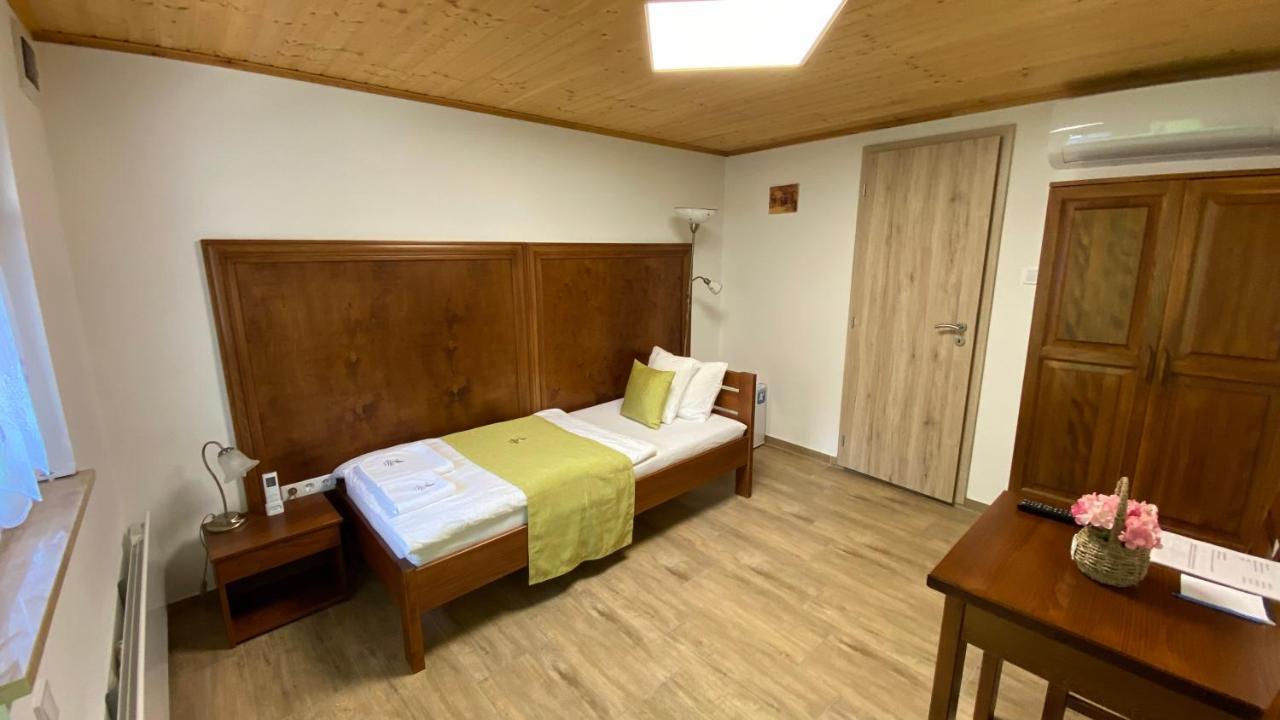 Mamutfenyo Panzio Bed & Breakfast Tata Exterior foto