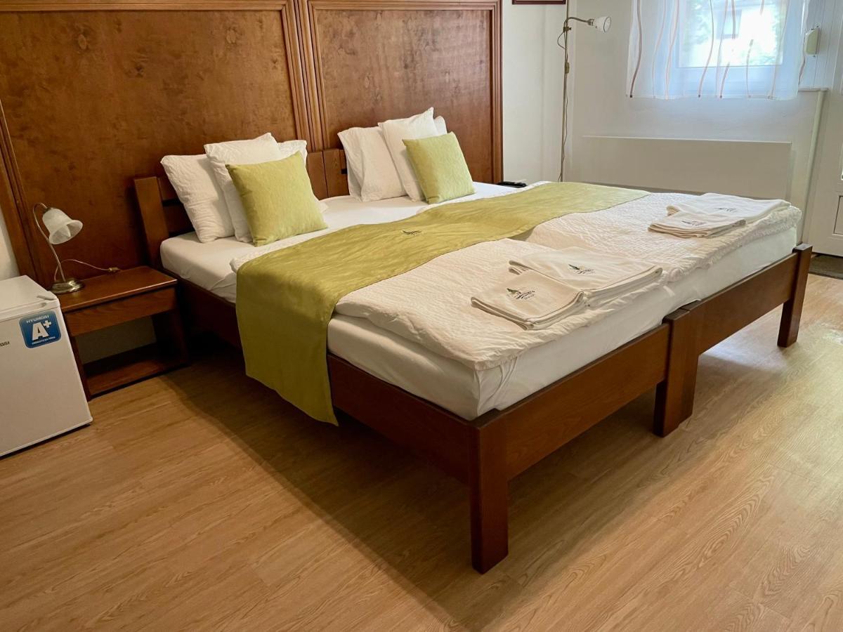 Mamutfenyo Panzio Bed & Breakfast Tata Exterior foto