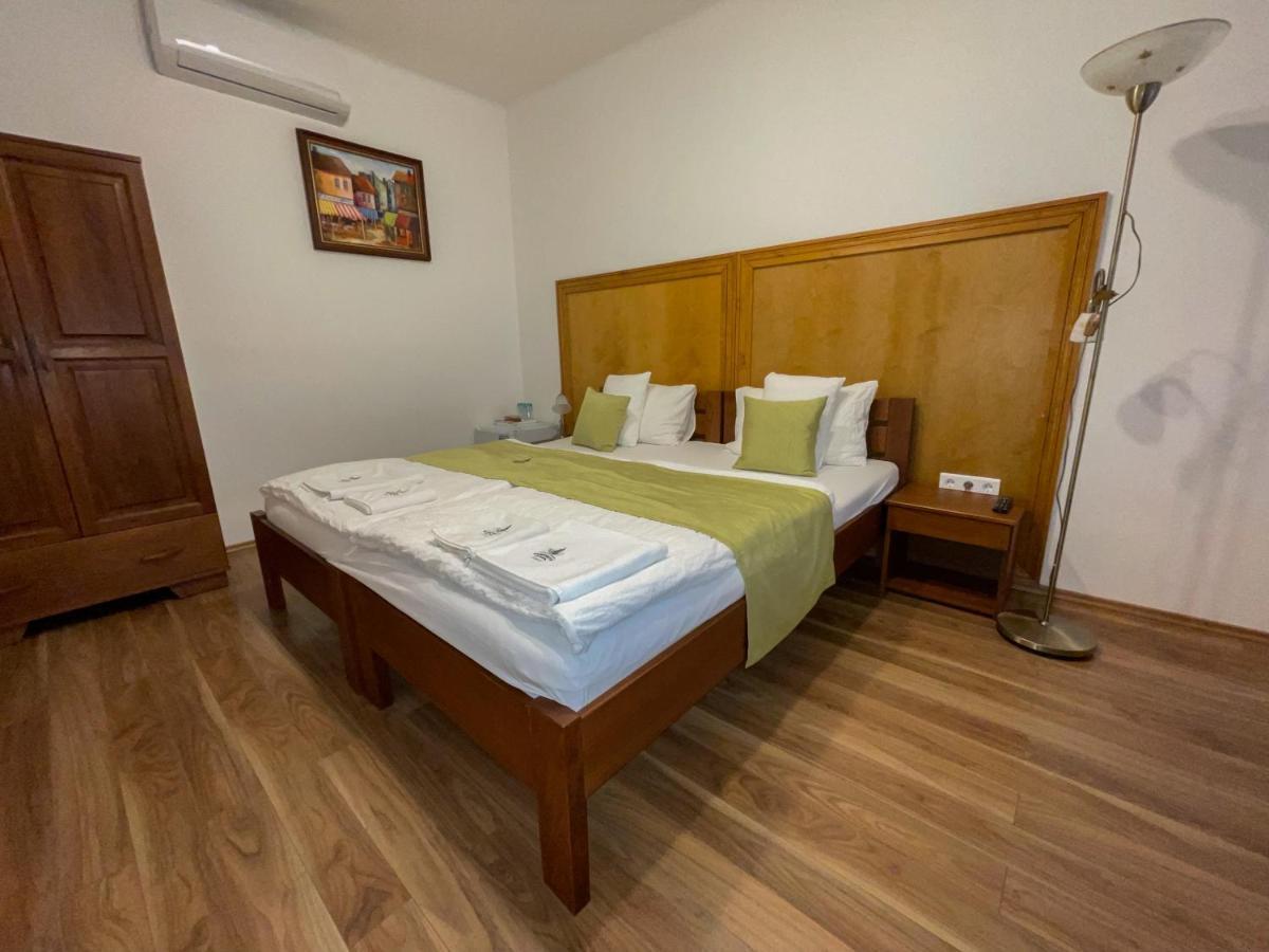 Mamutfenyo Panzio Bed & Breakfast Tata Exterior foto